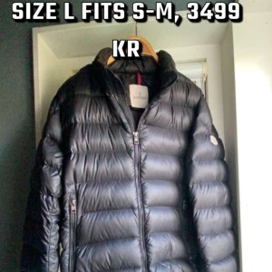 Moncler acorus - En fet jacka bra till höst, vinter och våren! Stilren jacka storlek L men kan säga att moncler har lite mindre storlekar så runt M ish. Skriv gärna för minsta lilla fundering - pris inte hugget i sten… [Lagning finns] - sista bilden.