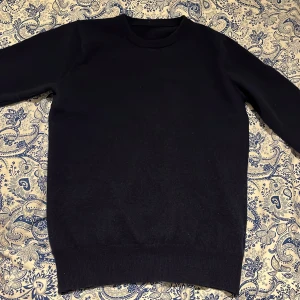 Merinoull tröja - Säljer denna feta mörkblåa sweatshirt i 100% merinoull. Den är i utmärkt skick, 9,5/10. Endast använd ett fåtal gånger. Säljer pga den är för liten.