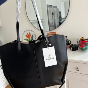 Polene-liknande väska  - Superfin polene-lik väska, aldrig använd. Plast och lapp sitter kvar. Kommer med dustbag. Bra och tjockt läder-material. 