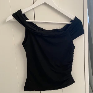 Svart offshoulder topp - Säljer en snygg svart offshoulder topp som är i superskönt material. Aldrig använt 