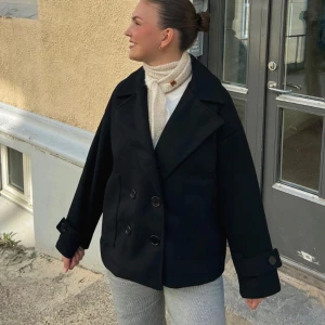 Design by si kappa - Säljer min kappa från Design by si för att den inte kommer till användning, jättefin och perfekt nu till hösten🍂💕Skriv privat om ni vill ha egna bilder eller undrar något💕