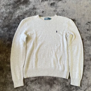 Ralph lauren tröja - Säljer snygg stickad Ralph lauren tröja i storlek S. Den är ljus grå o har inga defekter. Har mått i bild så ni kan kolla hur den passar hemma
