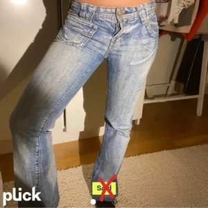 Lågmidjade jeans -  Säljer mina lågmidjade jeans pågrund av att de blivit för små. Jeansen är i väldigt bra skick.( Dem är små i storlek) Första bilden är tagna från tidigare ägare 🌸💕