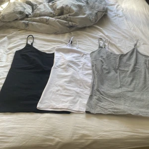 Linnen från lager 157 - Säljer nu mina linnen från lager alla i strl S. Det svarta och grå är använt 2-3 ggr och vita är aldrig använt. Säljer för 15 kr st.