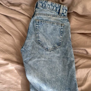 Low straight jeans -  fina low straight jeans från Lindex! st 34 o i superfint skick