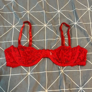 Bh med bygel  - Röd fin bh med bygel. Är aldrig använd, endast testad. Storlek S