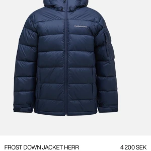 Peak performance jacka - Säljer nu denna riktigt sköna och varma peak performance puffet jacket till bra pris! Passar sig som är mellan 165-185 ungefär. Nypris:4200kr Mitt pris:1200kr