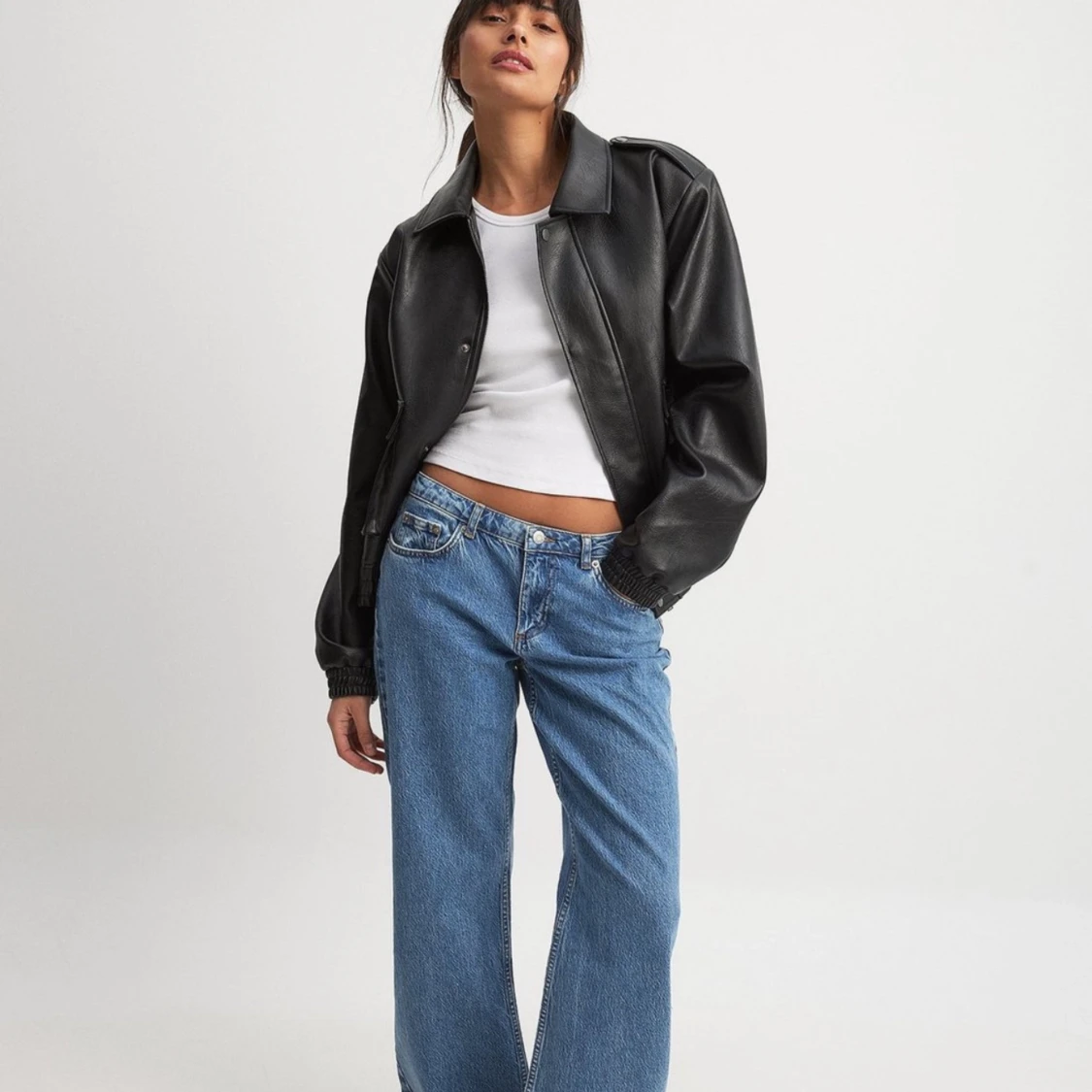 Snygga low waist jeans från NAKD