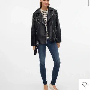 Skinnjacka Vero Moda - Säljer min svarta skinnjacka från vero Moda i storlek xs/s, super bra skick!💕