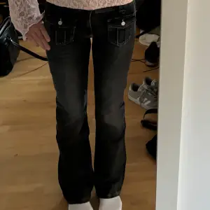 Helt nya lowwaist bootcut jeans i storlek 170/ motsvarar 34/36. Unika fickor med knappar på framsidan. Innerbenslängd: 78 cm Midjemått: 36cm med stretch 