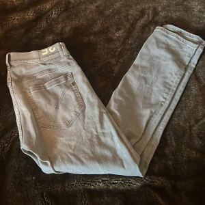 Dondup George Jeans - Säljer dessa snygga Dondup jinzen i modell ”George” stl 35. Köpta i butik och är i toppskick. Passar mig som 185 sålänge jag har bälte