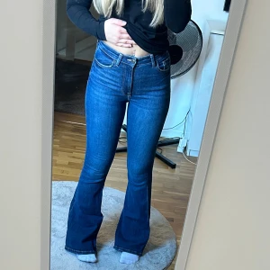 Jeans - Fina mörkblå jeans från bershka som aldrig kommer till användning.