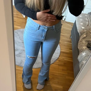Jeans - Snygga jeans med slits som aldrig används.