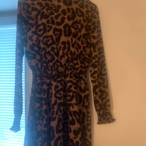 Leopard klänning  - Säljer min leopardklänning i storlek XS som jag köpte på Shein i somras. Klänningen är i nyskick, endast använd ett par gånger. Sitter snyggt och har en figurnära passform som framhäver formerna. Perfekt för både fest och vardag. 