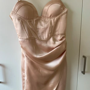 Klänning - Säljer denna helt oanvända klänning från Zara med prislapp kvar, köpt för nästan 2 år sen 