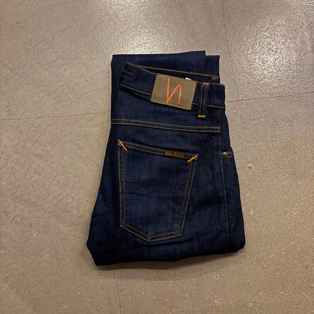 Säljer dessa snygga jeans från nudie. De är i storlek w30 L32 och är otroligt snygga. De är i jätte bra skick och har inget tecken på användning. Jeans & Byxor.