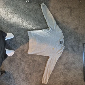 Lyle & Scott Sweatshirt Grå - Grå tjocktröja från Lyle & Scott i Mycket bra skick Kan fraktas spårbart via PostNord!