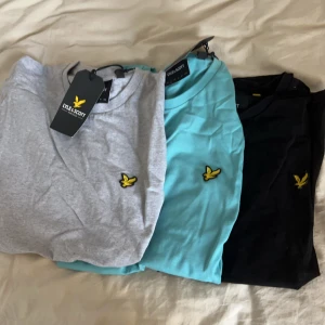 Lyle and scott tröjor  - Här e tre snygga tröjor som inte kommit till användning både gråa o turkosa tröjorna e helt oanvända o har köp lapp på sig också men den svarta är helt i nyskick också men använd fåtal gånger  Man får alla 3 för 300kr