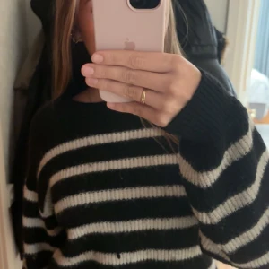 Stickad tröja - Mysig stickad tröja sparsamt använd💕