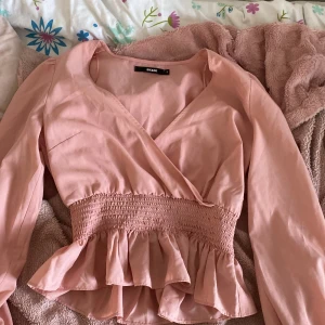 Blus - En fin blus Från BikBok i storlek S, kan inte skicka bild på hur den ser ut för den e för liten, tryck på köp nu!
