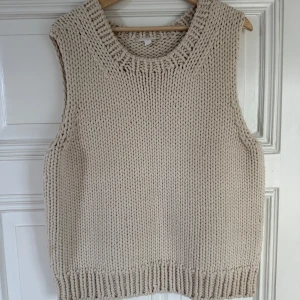 Stickad väst - Jättefin mjuk stickad väst från COS. Bra skick, 2 små klackar framtill, se bild!