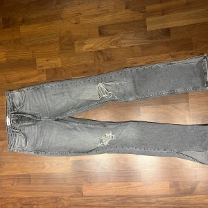 Jeans med hål och slits  - Jeans från zara med hål och sluta där nere i storlek 36. Använd ganska många gånger men har hållt sig i bra skick. 