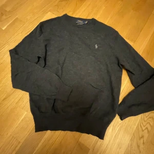 Ralph lauren stickad tröja  - Ralph lauren stickad tröja i äkta merinoull. I tröjan står det storlek M men skulle säga att den har krympt lite i tvätten så den är mer än xs-s