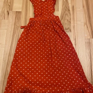 Vintage klänning barn - Så fin klänning med volang nertill och knytband i midjan för perfekt passform!  Finns inga lappar på denna tyvärr så jag vet inte märke eller storlek men jag uppskattar den till 134/140. Begagnat fint skick.