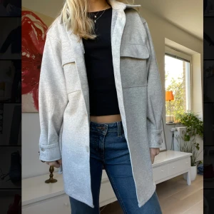 Vit/beige Kappa - Säljer denna supersnygga vita/beiga kappan perfekt nu till hösten! Den är köpt från H&M och är i storlek Xs!💞