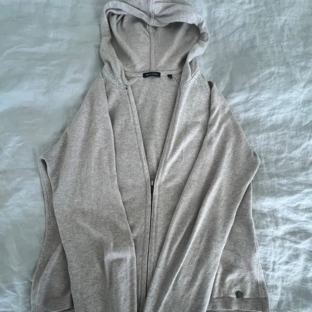 Så snygg ziptröja, strl 164 passar XS/S💗 liknar den från soft goat! Fint skick, kom med prisförslag, säljer endast för bra bud 💕. Neuletakit & Villapaidat.