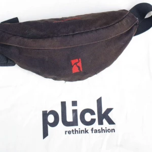 Poetic collective väska - Fin skate väska! Solblekt och lite sliten men fin ändå😀