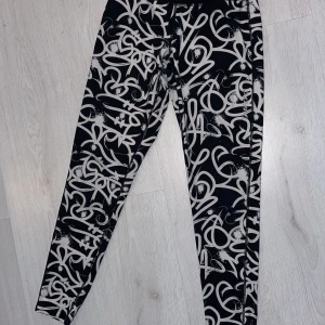 Soc tränings tights  - Sköna Soc tränings tights, använt ett få tal gånger. Säljer för jag inte använder de. Storlek 36 men de är stretchiga och kan användas för 38 också
