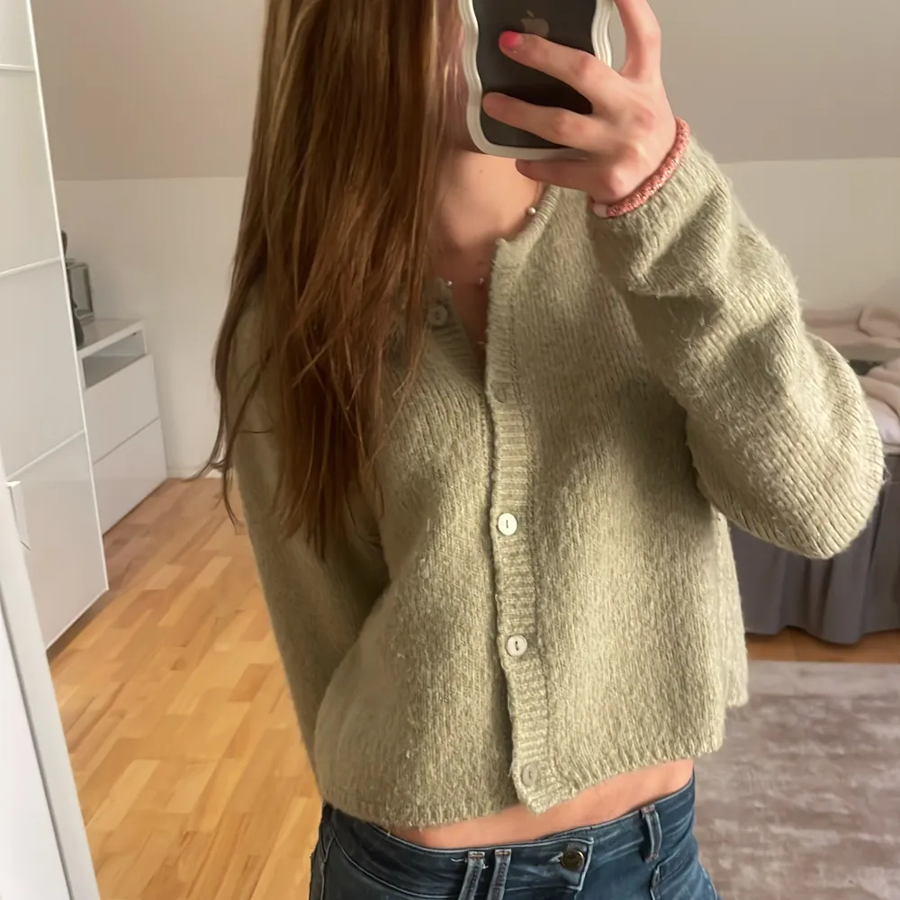 Zara cardigan i en jättefin grön färg!💓. Tröjor & Koftor.