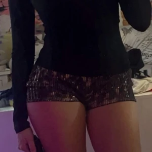 Leopard shorts  - Mini shorts med leopard mönster. Har dragkedja på sidan. Köpte två storlekar så säljer ena. 130kr nypris 