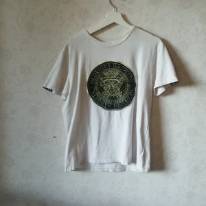 Vit GLORIOUS GANGSTA tröja - Har andvänt tröjan ungefär 10 gånger, den är i ett bra sick och inga smutisiga fläckar. Storlek L