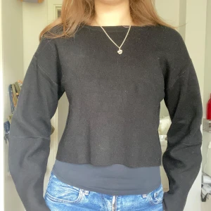 Kort svart stickad tröja - Fin tunnstickad tröja från Carin Wester i lite kortare modell. Superfint skick, behöver bara rollas med klädroller!