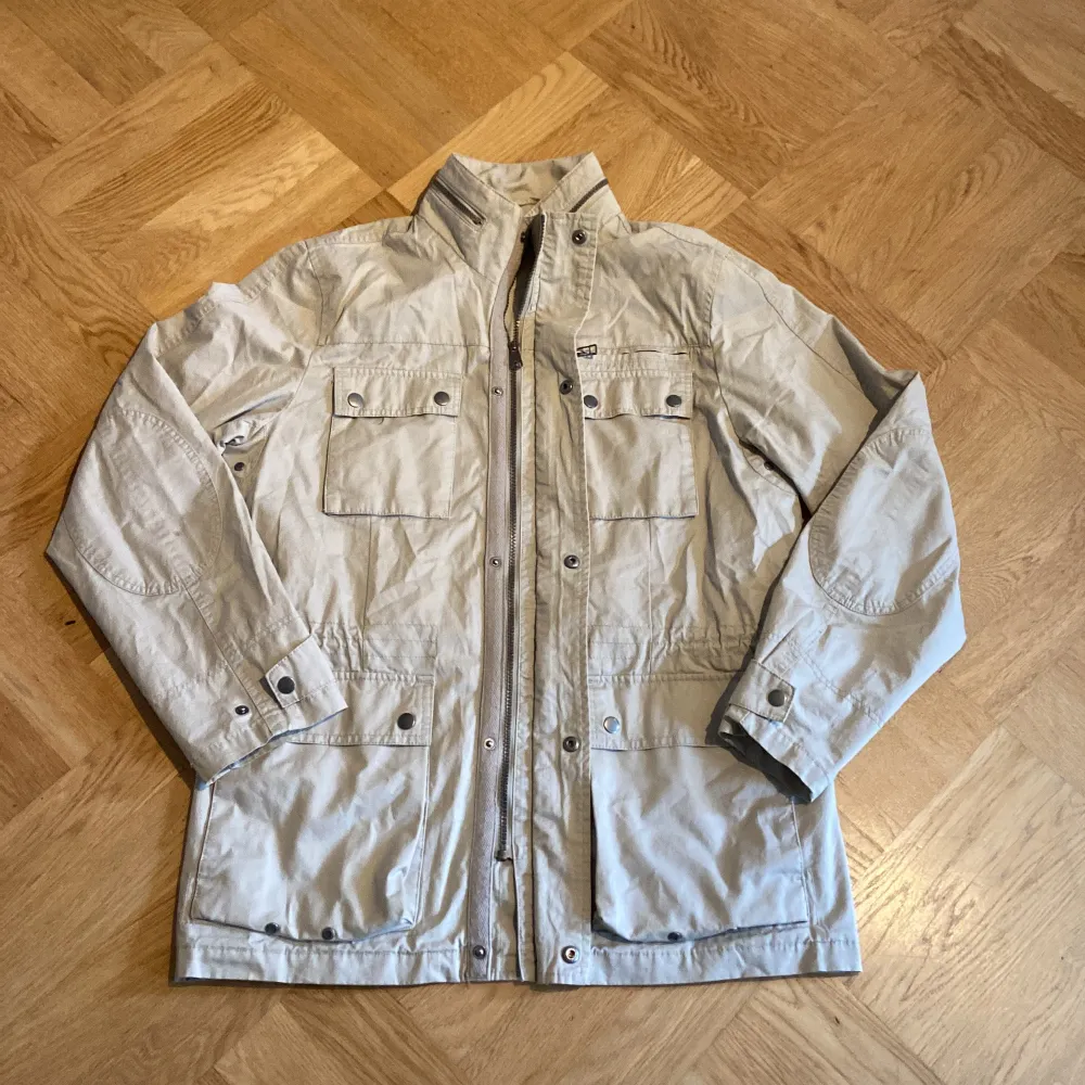 Tja, säljer nu denna riktigt snygga field jacket som passar perfekt till hösten och vintern! | Märke: Dressman | Skick: 9/10 | storlek: M | Ny pris 2000, mitt pris 750 | För frågor är det bara att skriva! Priset går att diskutera vid snabb affär! . Jackor.