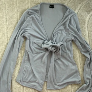 Tröja från Gina  - Tie front long sleeve top från Gina.  