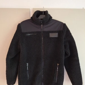 Sweden rock fleece - Limited edition fleece. Sweden rock 2024. Svart med 3 fickor och dragkedja. Nypris 750:- Köparen betalar frakt