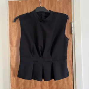 Blus i M - Jättefin svart blus med fin detalj i midjan. Storlek 38 och passar både S/M. I nyskick endast använd 1 gång❣️köpt på Zalando med nypris 500.