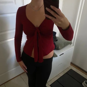 Vinröd topp - Super snygg vinröd topp🌟