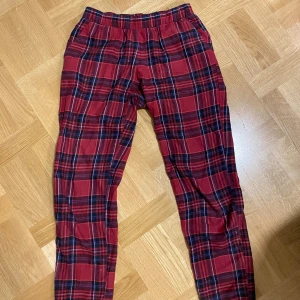 Rutiga mjukisar med bootcut - Rutiga mjukisbyxor med bootcut