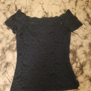 Spets t-shirt  - jätte fin spets t-shirt som jag inte använder