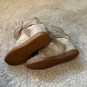 Isabel marant skor - Säljer mina beiga Isabel marants som ja köpt på Plick men inte får användning av💗