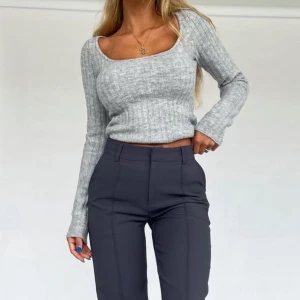 Ribbad tröja  - Jättesnygg ljusgrå stickad tröja från Venderbys. Storlek xs/s. Säljer då den inte kommer till användning. Även superfin att vända på om man vill ha urringningen i ryggen. Inte sticksig i materialet! 