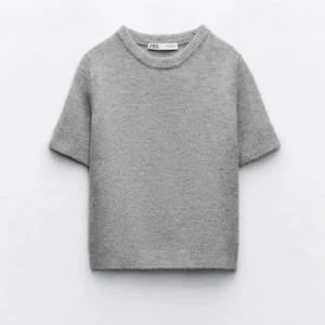 Stickad tröja  - Söt stickad tröja som inte kommer till användning 💖storleken är S men passar mig som har XSS-XS