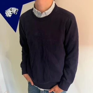 LACOSTE TJOCKTRÖJA - Go Lacoste tjocktröja  | Skick: 9/10 | Strl: M | Modellen är 182cm | Hör av dig vid frågor eller funderingar!