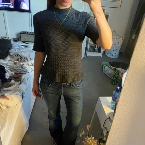Stickad 3/4 ärmad tröja - Söt stickad 3/4 ärmad tröja i mörkgrå.  Säljer eftersom jag tröttnat💕