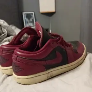 Hej säljer helt okej skick på jordan 1 low vinröda,svarta