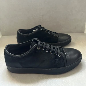 lanvin skor - ett par lanvins i mycket fint skick, strlk uk 9, motsvarar 42-43! dustbag & extra skosnören medkommer vid köp! hör av er vid intresse!